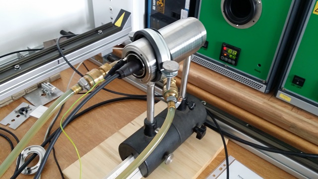 正在標定的DT25L紅外測溫儀