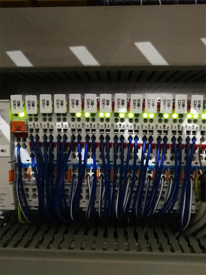 正在傳輸數(shù)據(jù)的真空爐紅外熱像系統(tǒng)PLC